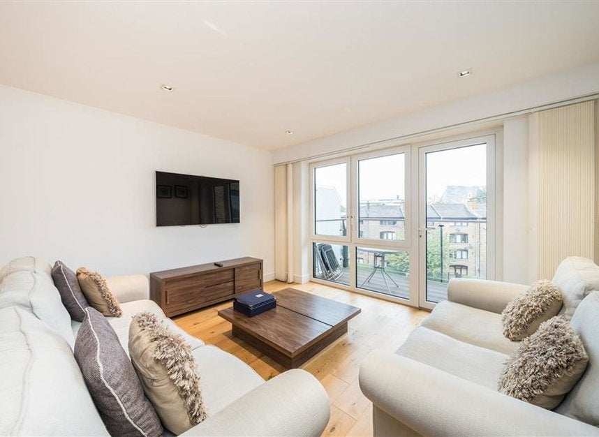 Flat Kew Bridge Road in Greater London