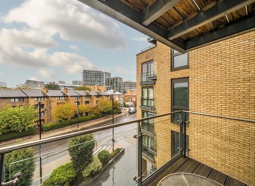 Flat Kew Bridge Road in Greater London