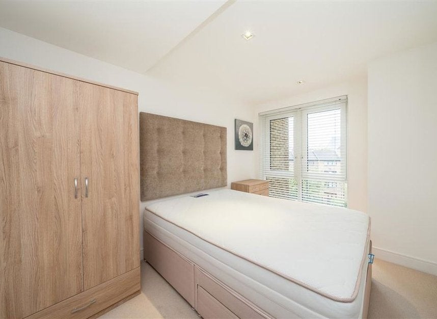 Flat Kew Bridge Road in Greater London