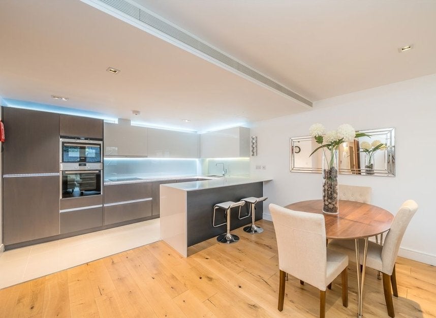 Flat Kew Bridge Road in Greater London