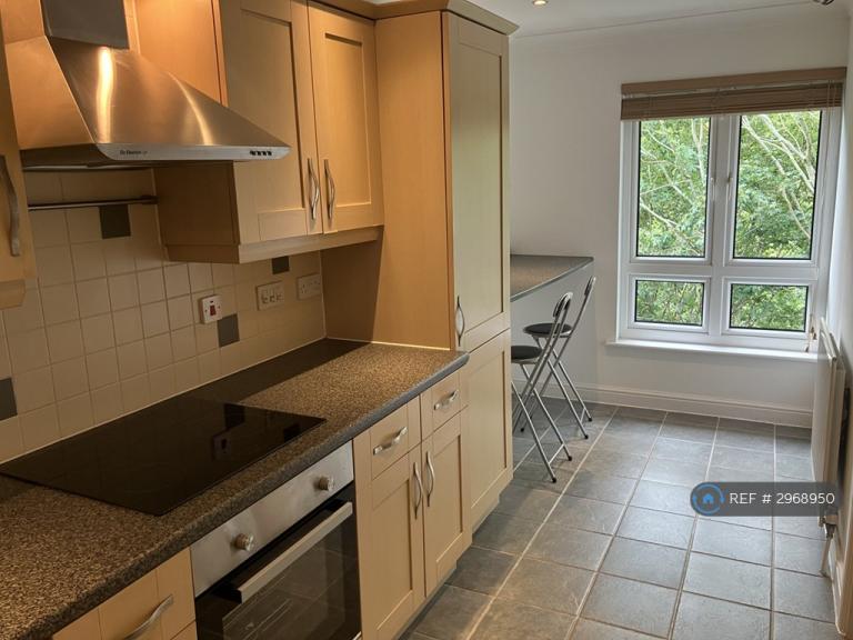Flat Cassiobury Park Avenue in Watford