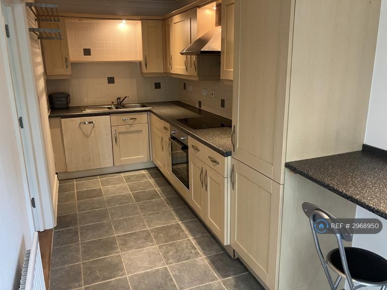 Flat Cassiobury Park Avenue in Watford