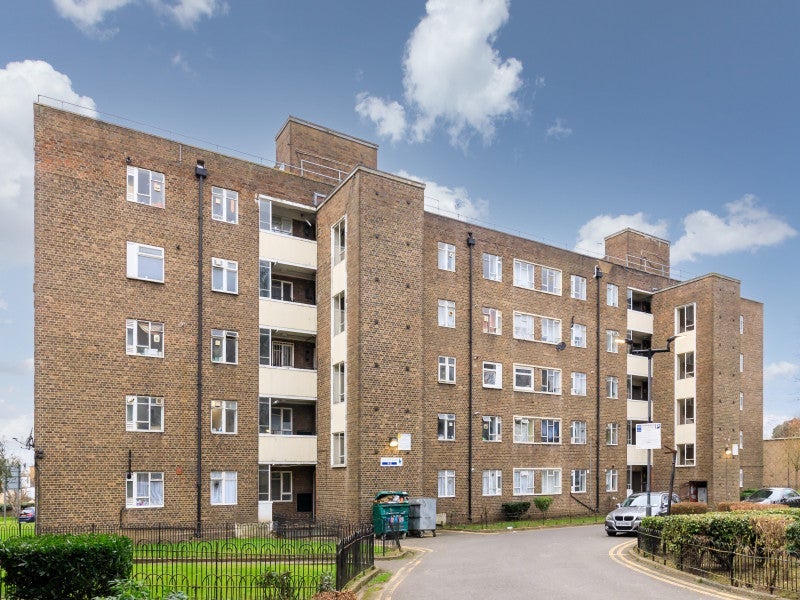Flat Headlam Road in Greater London