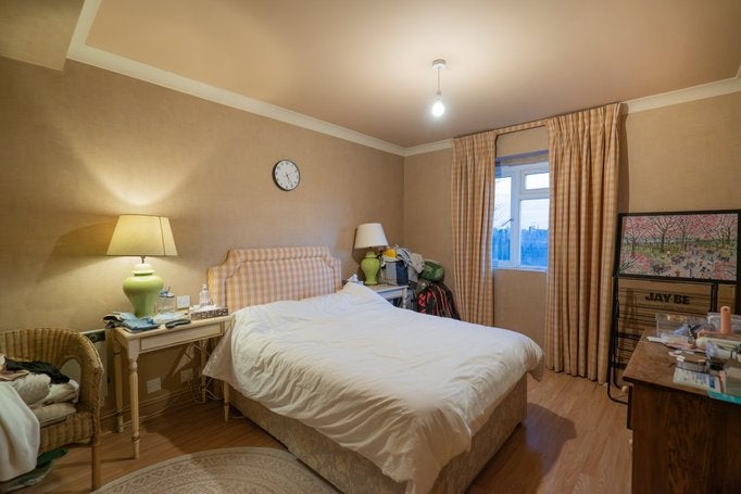 Flat Rockley Road in Greater London