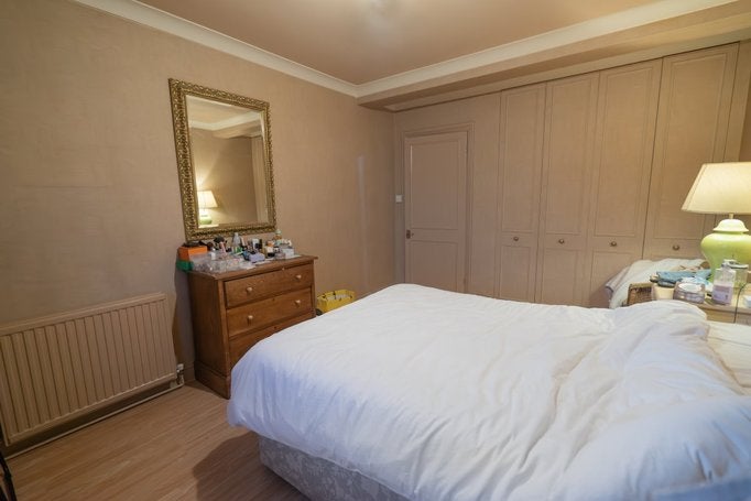 Flat Rockley Road in Greater London