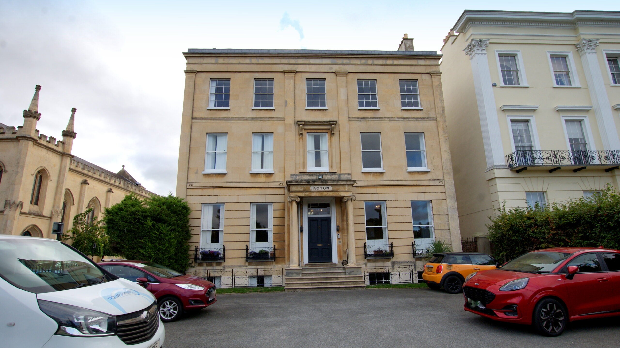 Flat Suffolk Square in Cheltenham