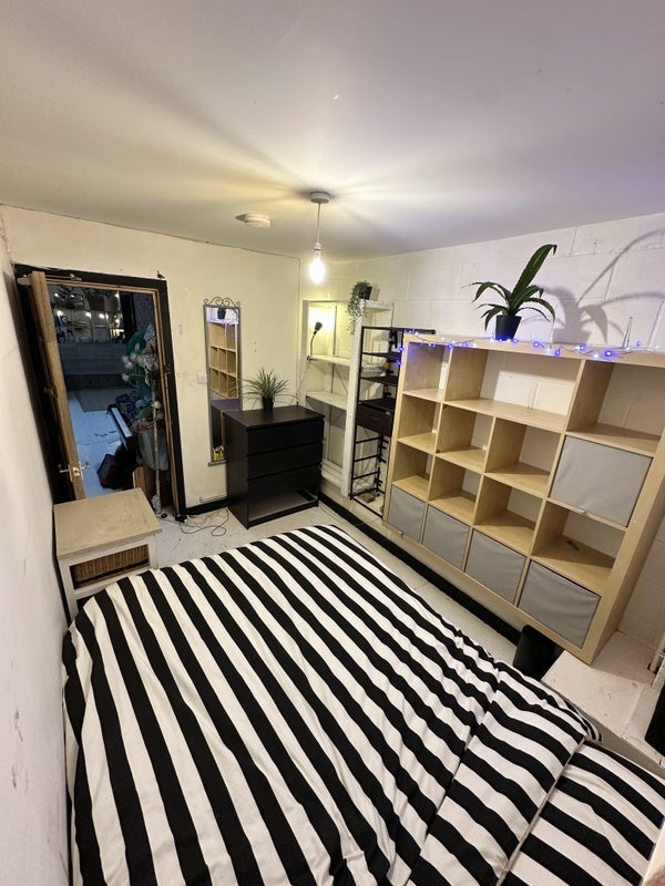 Room Dace Road in Greater London