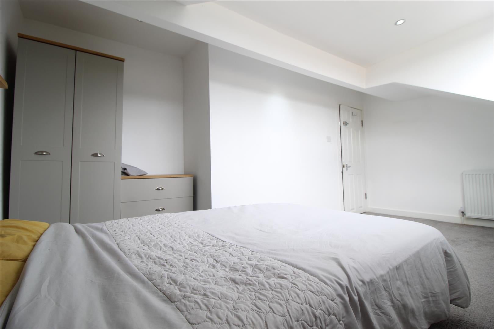 Room Kirkstall Avenue in Leeds