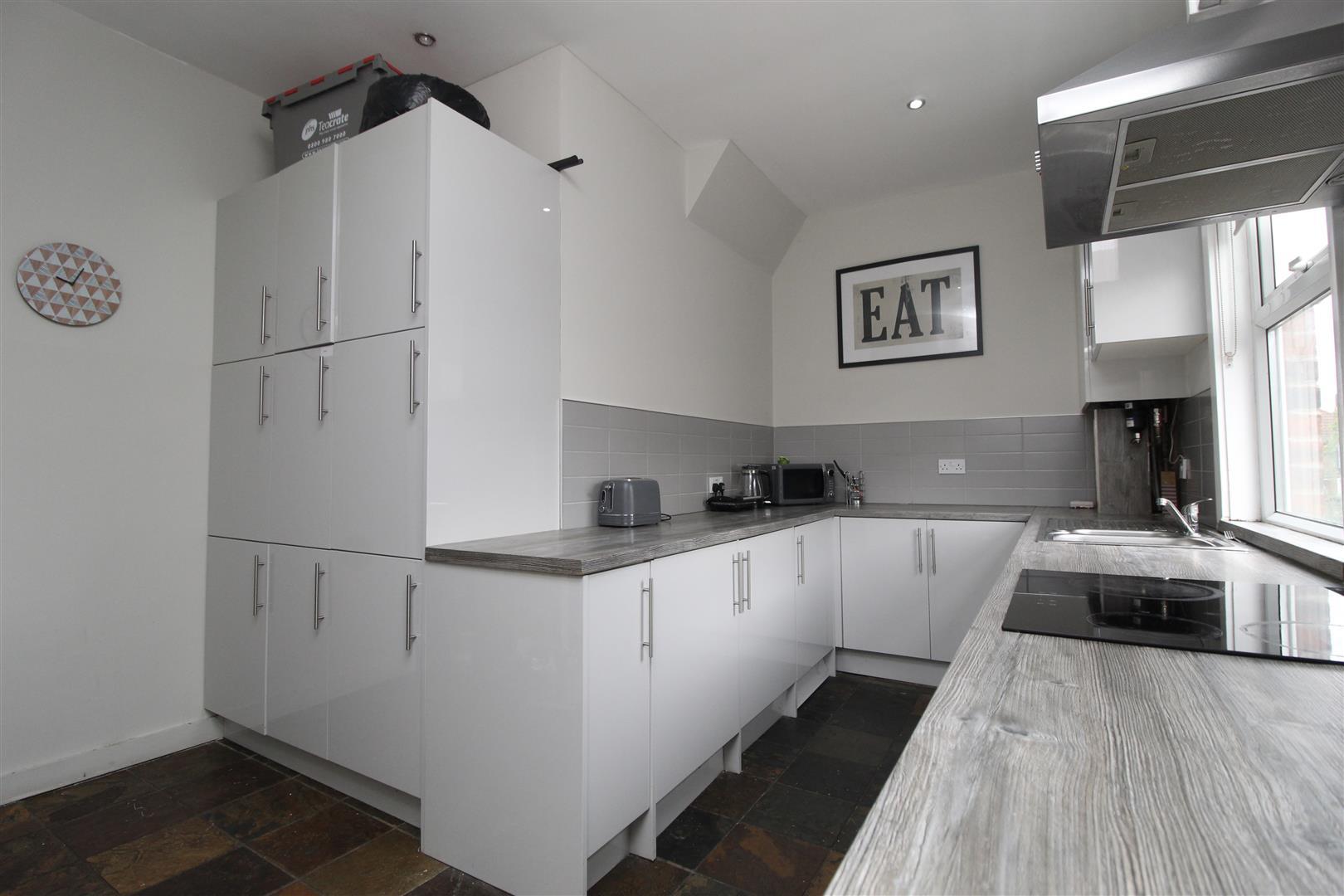 Room Kirkstall Avenue in Leeds