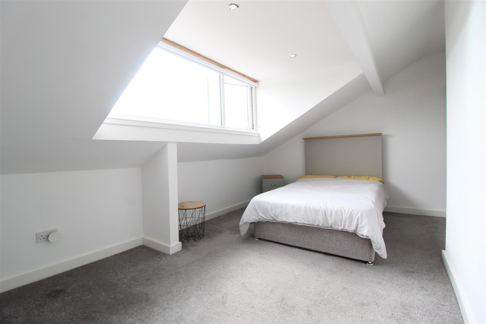 Room Kirkstall Avenue in Leeds