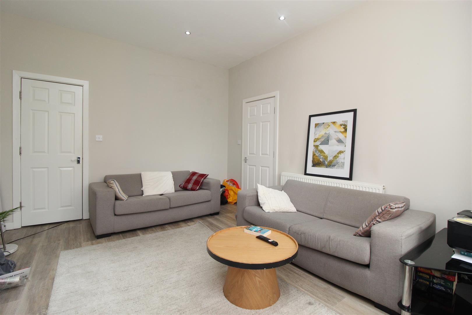 Room Kirkstall Avenue in Leeds