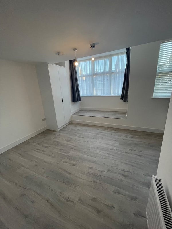 Flat Winchester Road in London