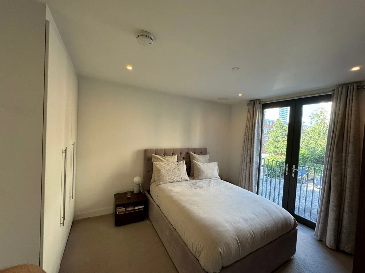 Flat Parkham Street in Greater London