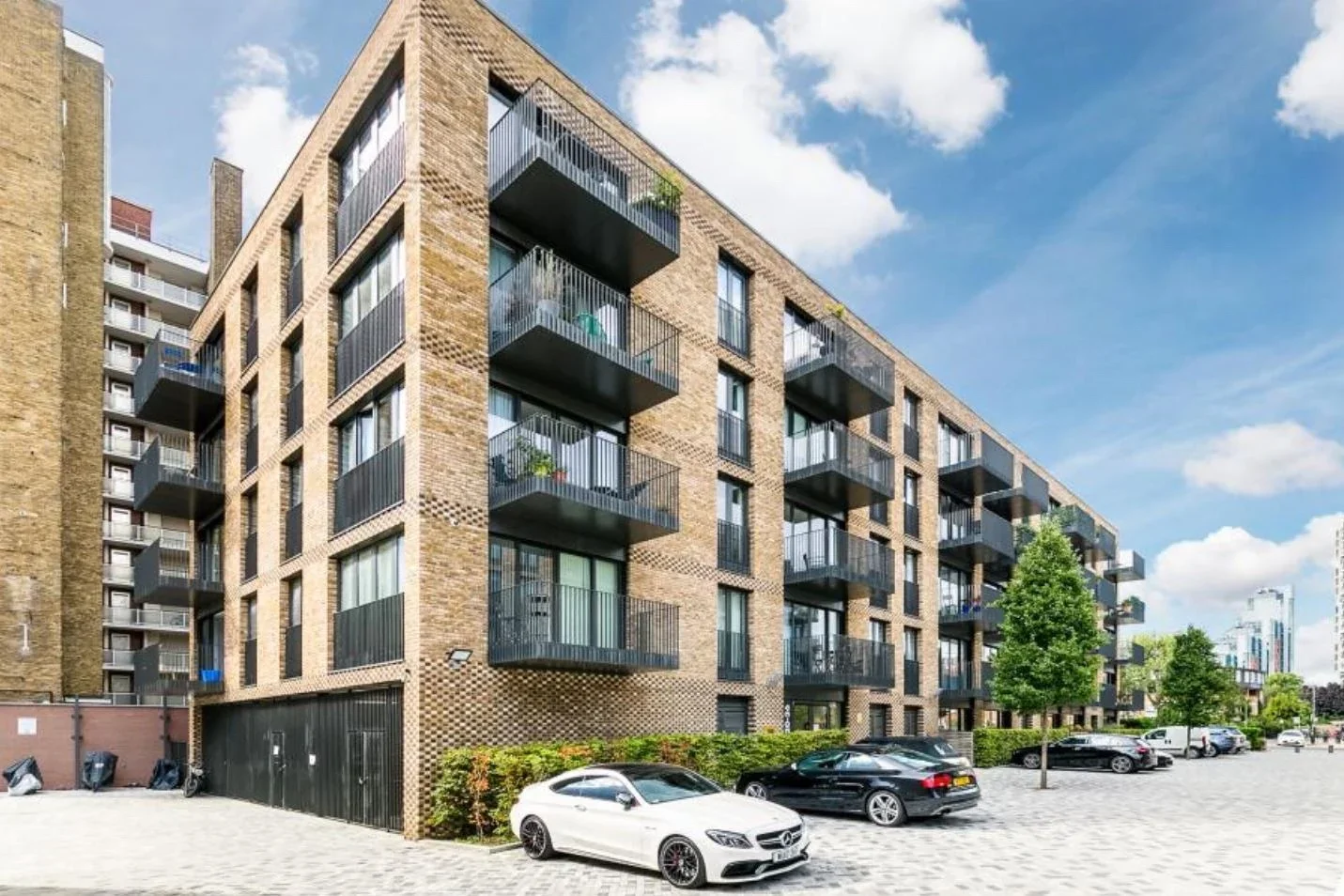 Flat Parkham Street in Greater London