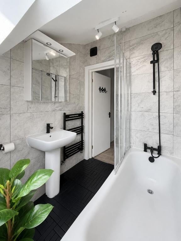 Room Clapham Road in Greater London