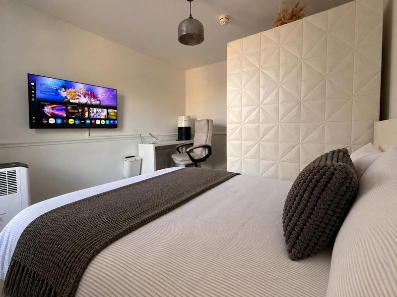Room Clapham Road in Greater London