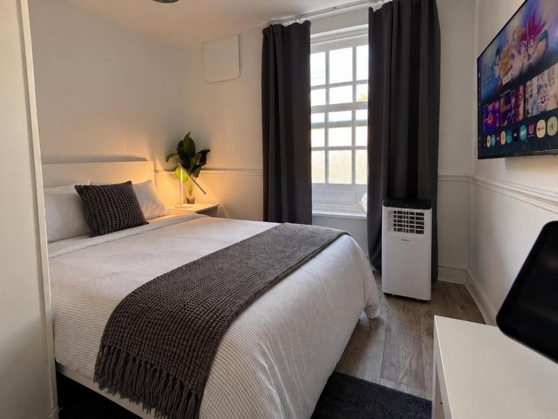 Room Clapham Road in Greater London
