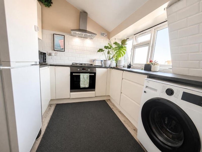 Room Clapham Road in Greater London