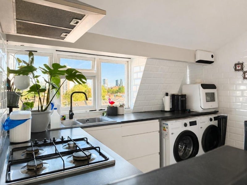 Room Clapham Road in Greater London