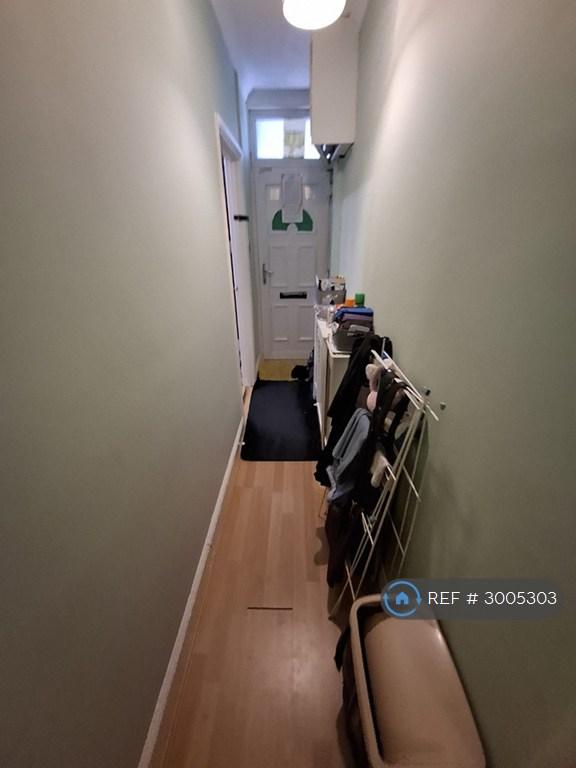 Flat Lancing Road in Greater London