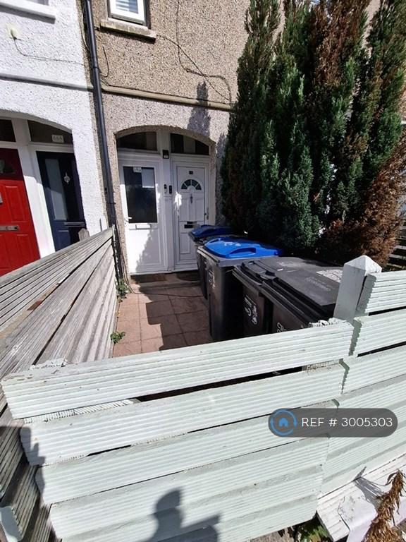 Flat Lancing Road in Greater London