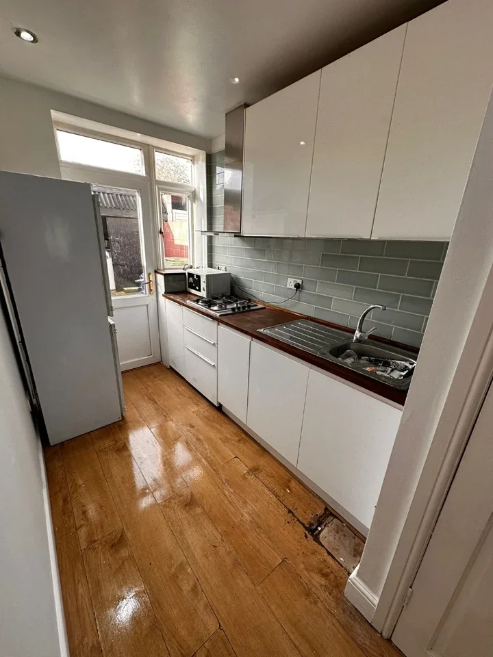 Room Carlyon Road in Greater London