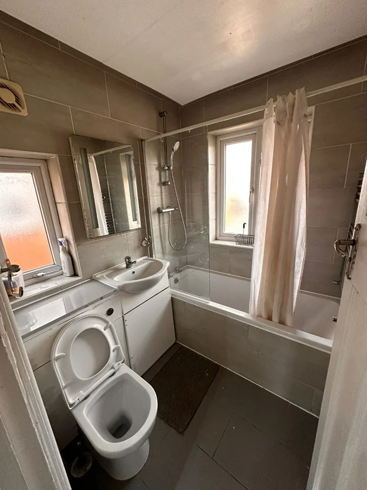 Room Carlyon Road in Greater London
