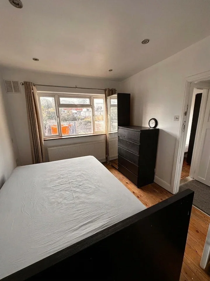 Room Carlyon Road in Greater London