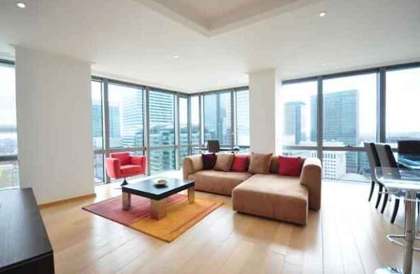 Flat Hertsmere Road in Greater London