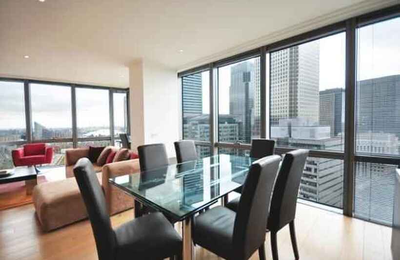 Flat Hertsmere Road in Greater London