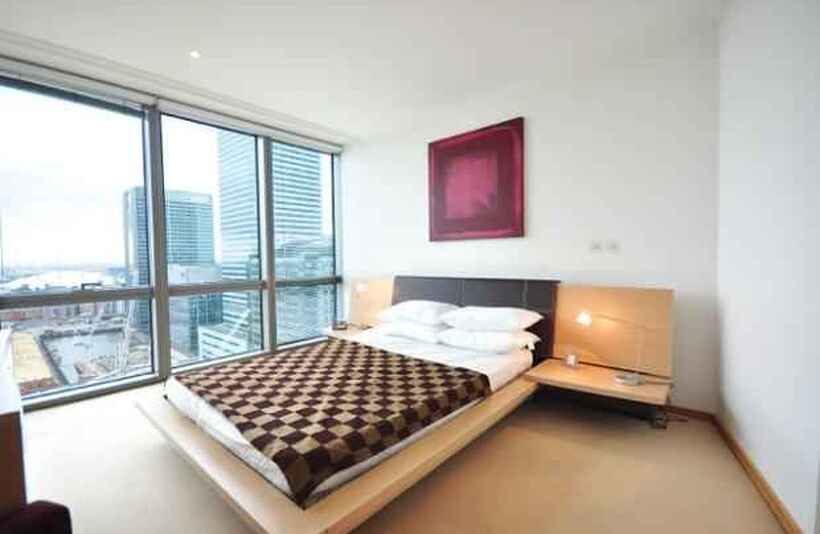 Flat Hertsmere Road in Greater London