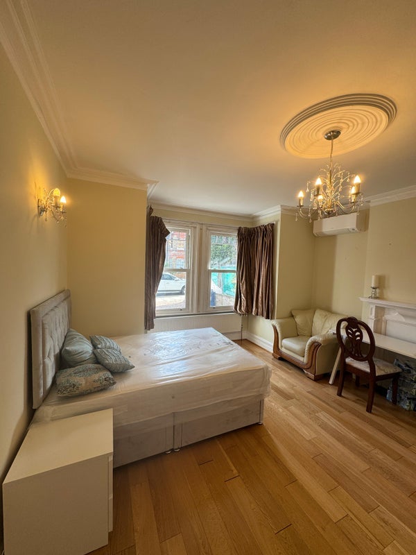 Room Montpelier Avenue in Greater London