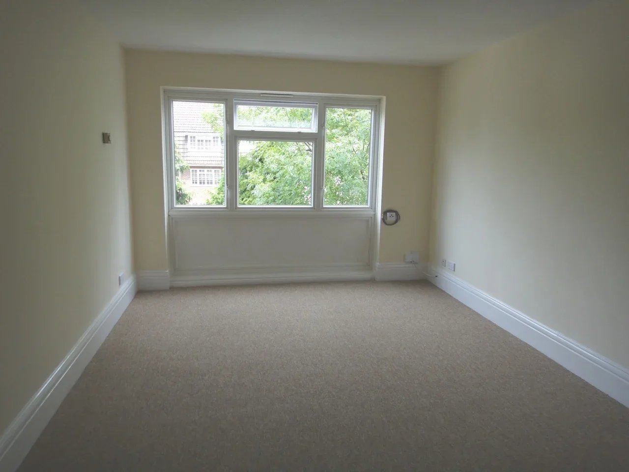 Flat Thicket Crescent in Greater London