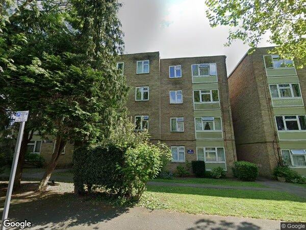 Flat Thicket Crescent in Greater London