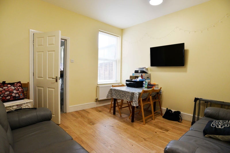 Room Hubert Road in Birmingham