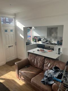 Room Birfed Crescent in Leeds