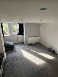 Room Birfed Crescent in Leeds