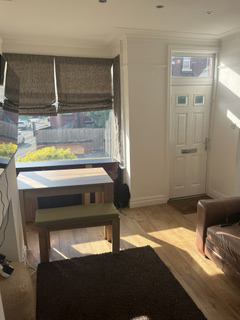 Room Birfed Crescent in Leeds