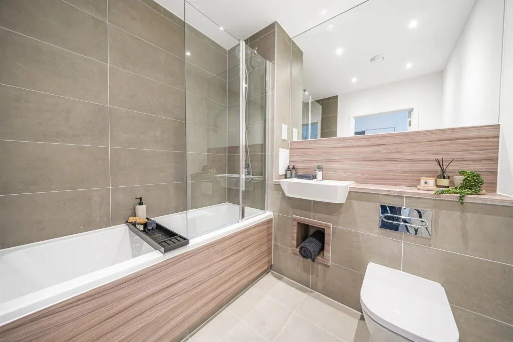 Flat Chequers Lane in Greater London