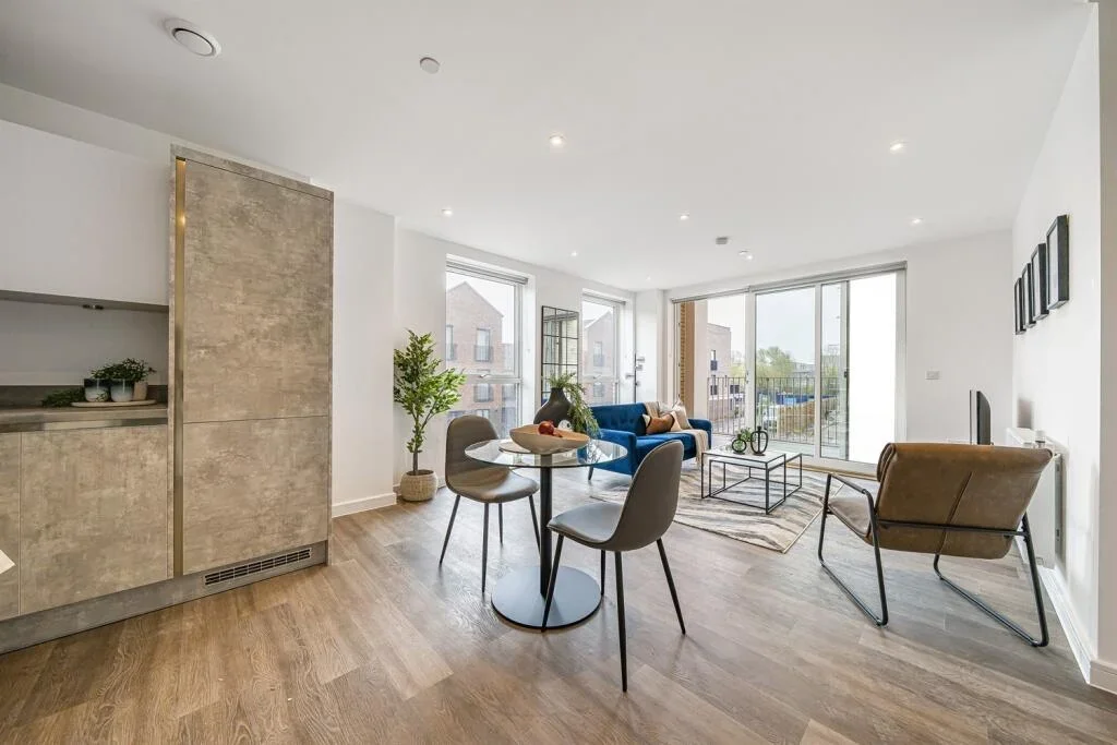 Flat Chequers Lane in Greater London