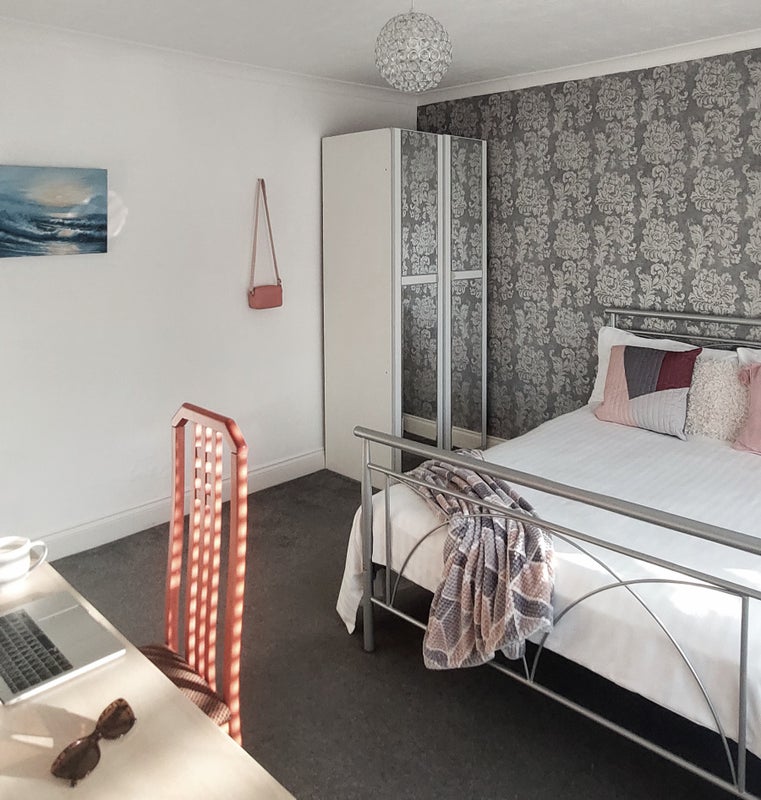 Room Dunnisher Road in Manchester