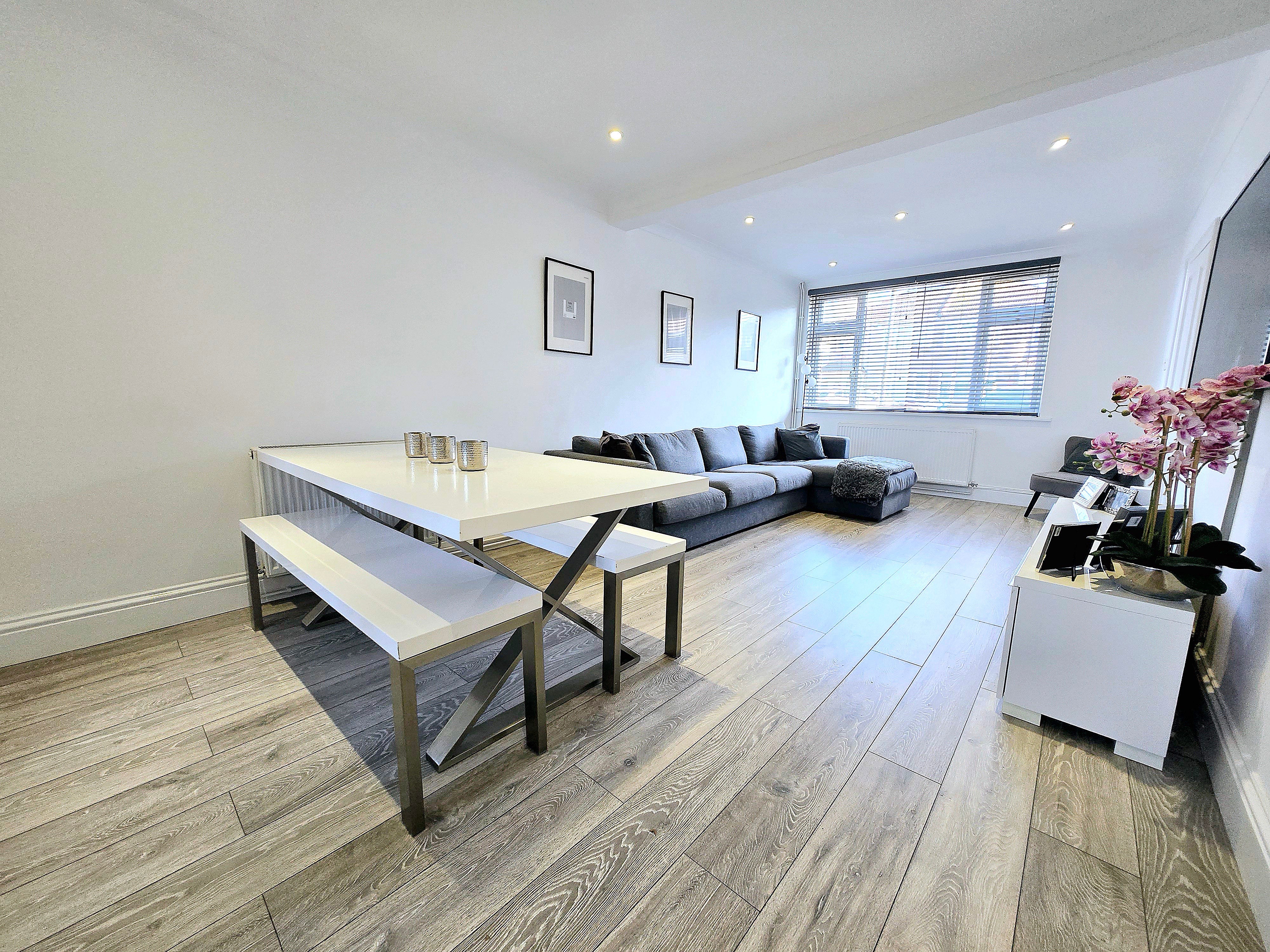 Flat Holyrood Avenue in Greater London