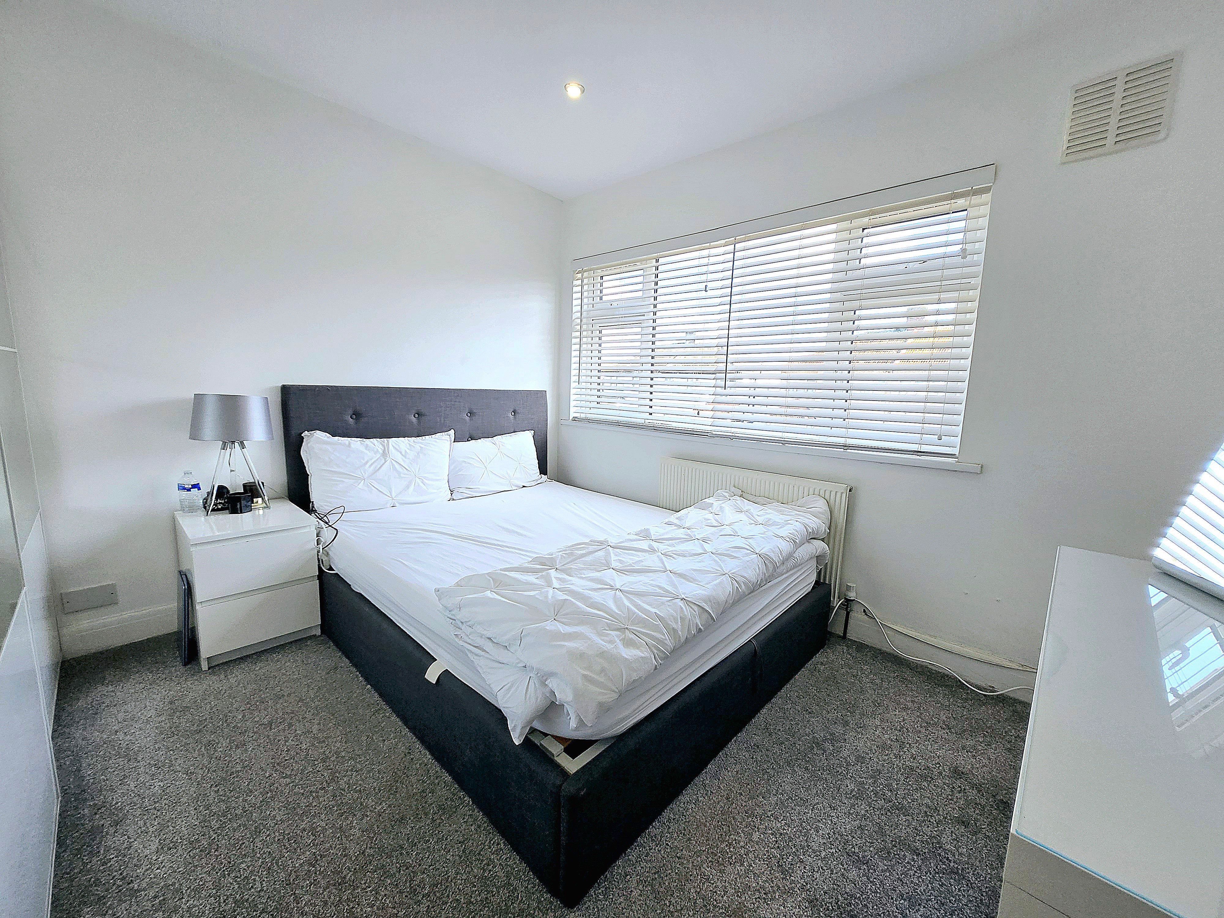 Flat Holyrood Avenue in Greater London