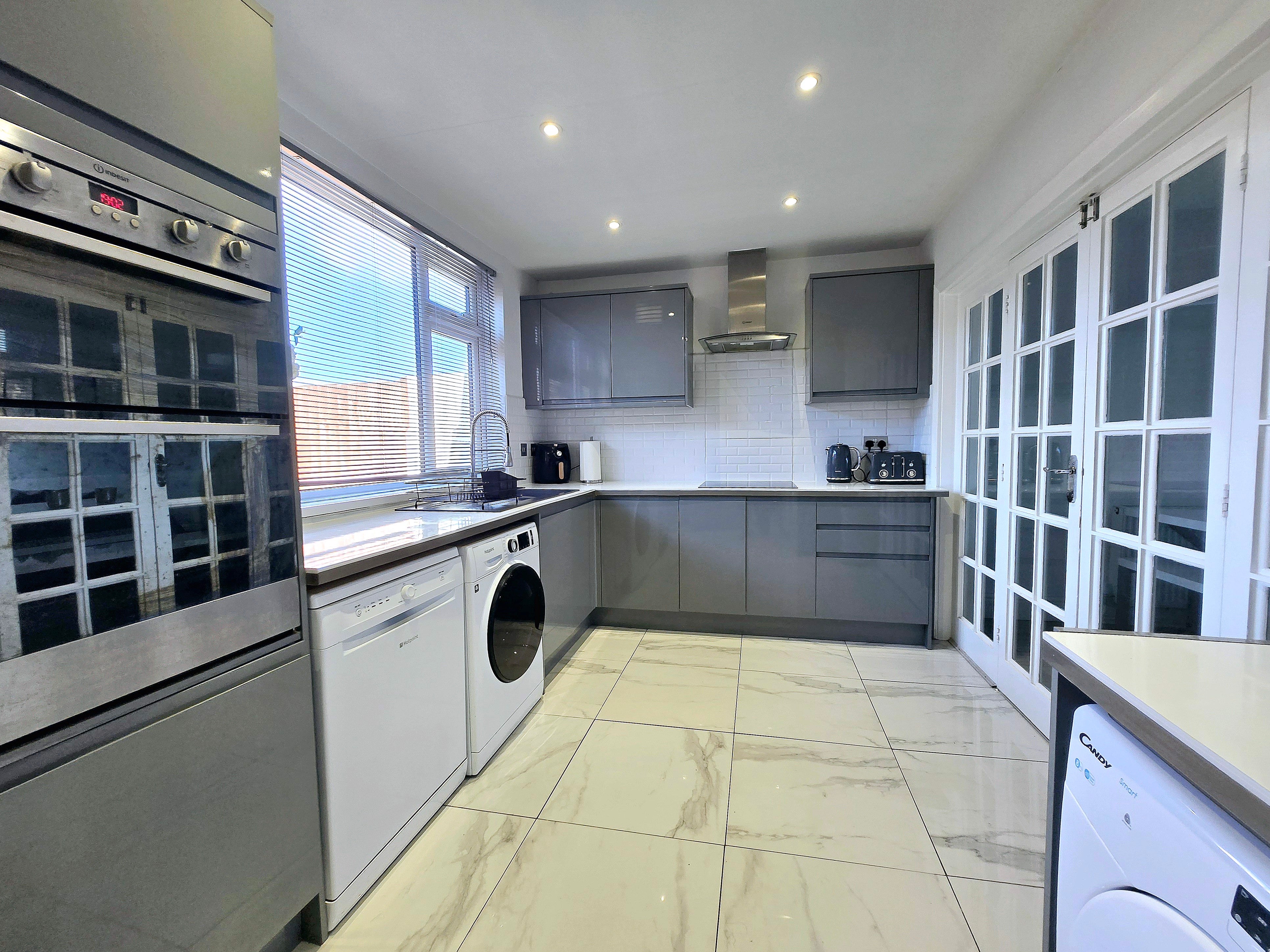 Flat Holyrood Avenue in Greater London