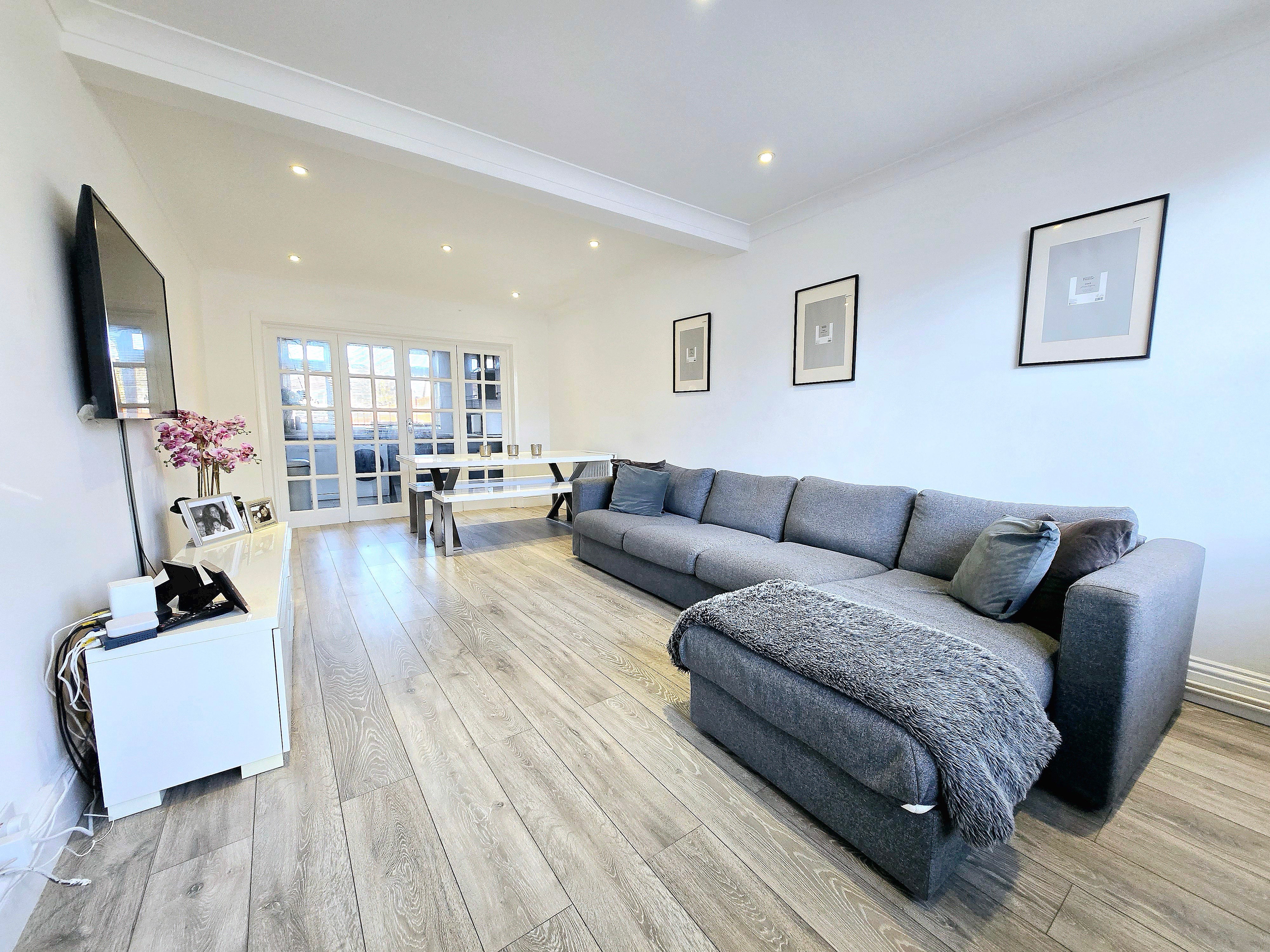 Flat Holyrood Avenue in Greater London