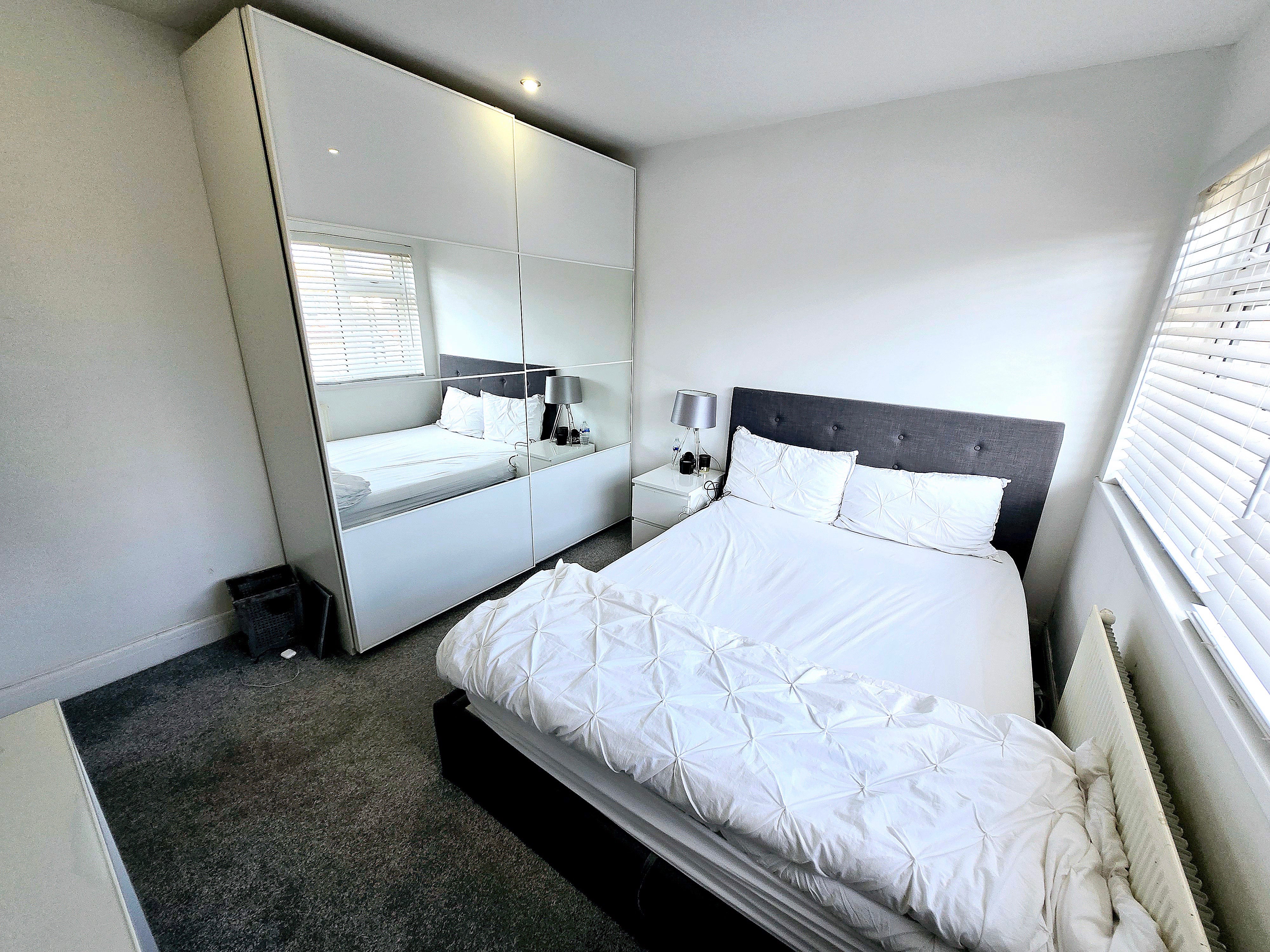 Flat Holyrood Avenue in Greater London