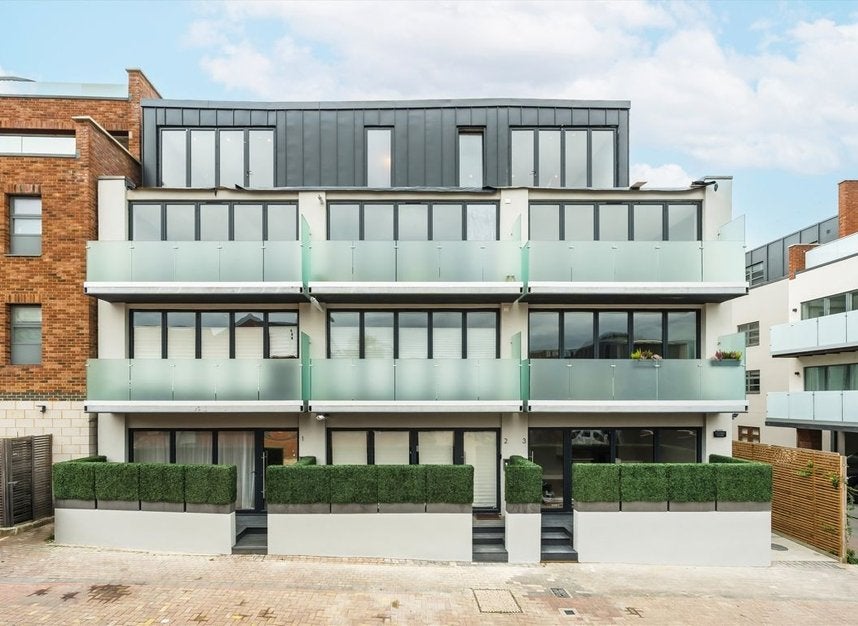 Flat Nursery Road in Greater London