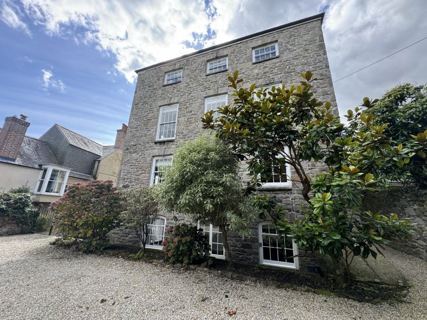 Flat Charter Court in Penryn