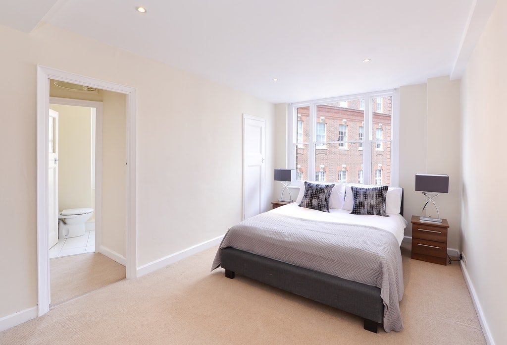 Flat Hill Street in City of Westminster