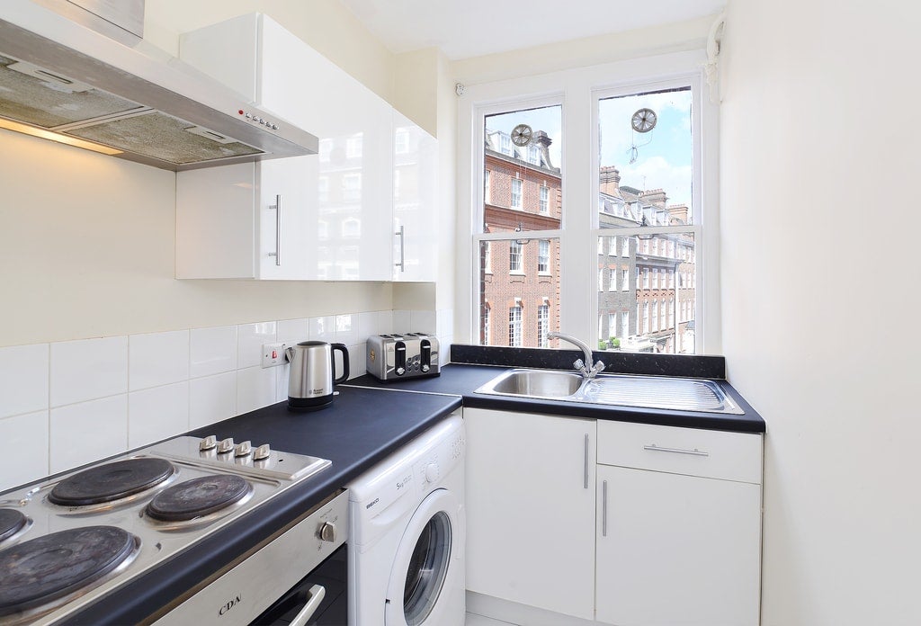 Flat Hill Street in City of Westminster